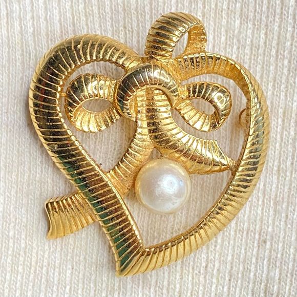 Heart Brooch Gold Tone Ribbon Design With Single Pearlescent Bead - Picture 2 of 7